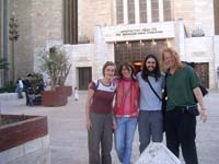 20050508_405_Israel_Jerusalem_Great_Synagogue_2_Friends_Hermes_&_Misop